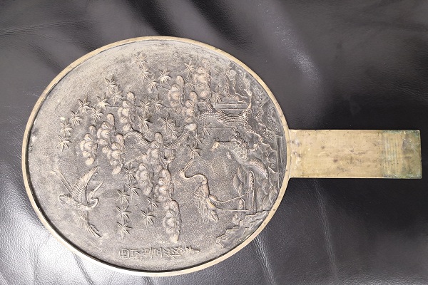 图为:深圳海关所属深圳湾海关关员查获国家禁止出境文物 图为:深圳海关所属深圳湾海关关员查获国家禁止出境文物