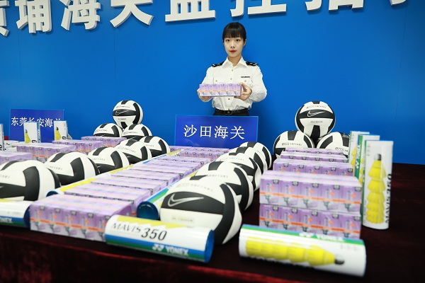 沙田海关查获侵权羽毛球、排球、车灯管等6700件+张海龙摄 沙田海关查获侵权羽毛球、排球、车灯管等6700件+张海龙摄