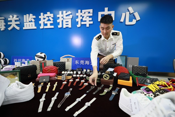 东莞海关查获7000余件侵权奢侈品、手表等+张海龙摄 东莞海关查获7000余件侵权奢侈品、手表等+张海龙摄