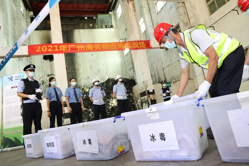 在第34个“国际禁毒日”来临之际,6月18日上午,广州海关对近年来口岸查获的412公斤走私毒品依法实施无害化销毁--池兆恩摄3