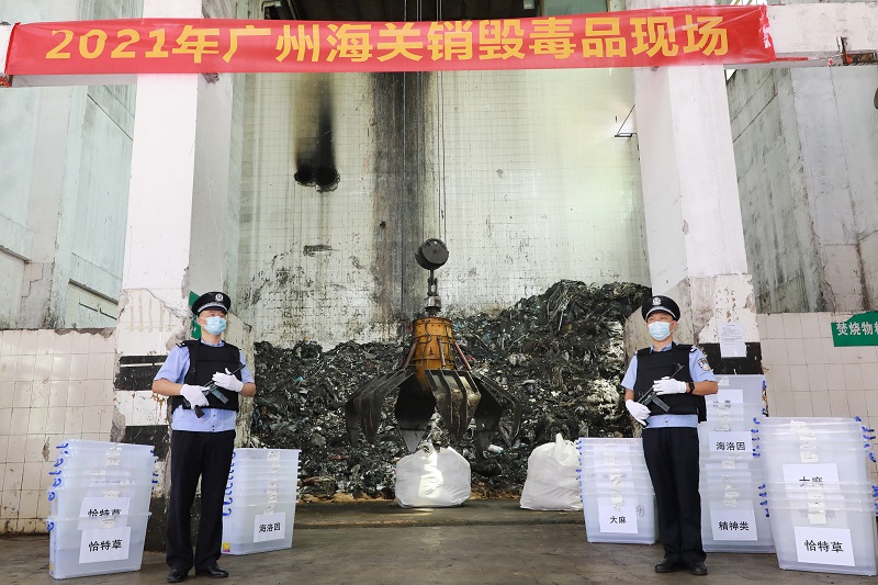 广州海关对近年来口岸查获的412公斤走私毒品依法实施无害化销毁。图为:大型机械抓手将毒品从地面运送至热解气化炉中--池兆恩摄
